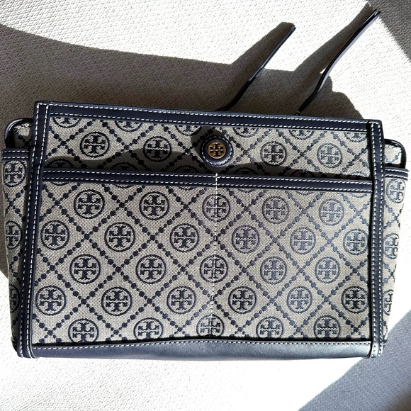 Tory Burch T Monogram Jacquard Travel Pouch
Navy and cream, leather trimmed - Picture 2 of 7